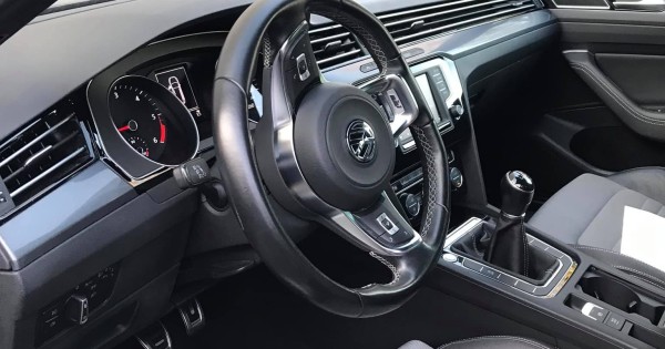 Cần bán VW passat R line 2.0 TDI -110kw số sàn 157.000 km 4/2016