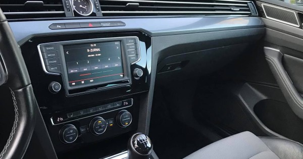 Cần bán VW passat R line 2.0 TDI -110kw số sàn 157.000 km 4/2016