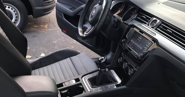 Cần bán VW passat R line 2.0 TDI -110kw số sàn 157.000 km 4/2016