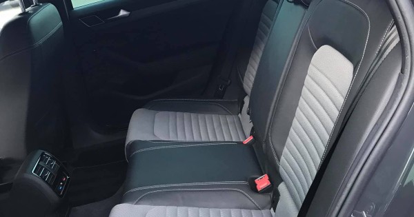 Cần bán VW passat R line 2.0 TDI -110kw số sàn 157.000 km 4/2016