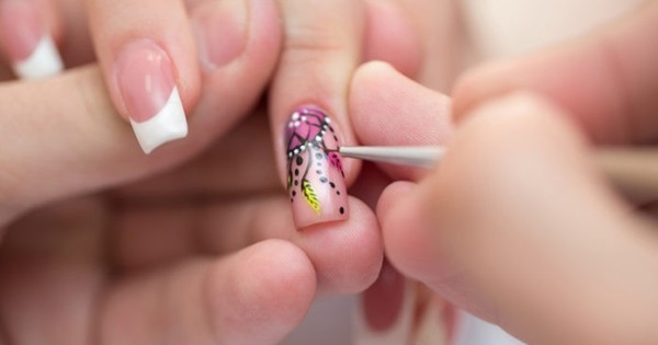 Tìm thợ nails làm việc trong siêu thị lớn tại Olomouc, lương 40k