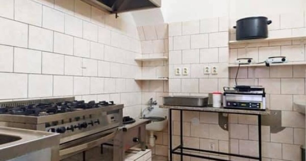 Sang nhượng quán ăn DT 460m2, 2 tầng ở Karlín, Praha 8