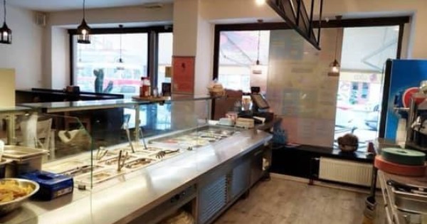 Sang nhượng quán ăn DT 460m2, 2 tầng ở Karlín, Praha 8