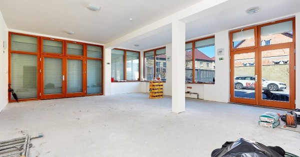 Cho thuê cửa hàng 150m2 mặt đường Libušská ngay gần chợ Sapa