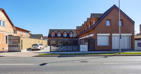 Cho thuê cửa hàng 150m2 mặt đường Libušská ngay gần chợ Sapa