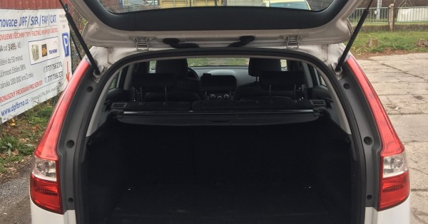 Cần bán xe Hyundai I30 CW đời 12/2010 / 189 000 km, xe dầu