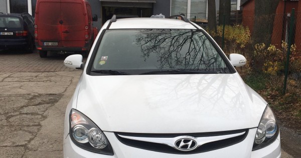 Cần bán xe Hyundai I30 CW đời 12/2010 / 189 000 km, xe dầu