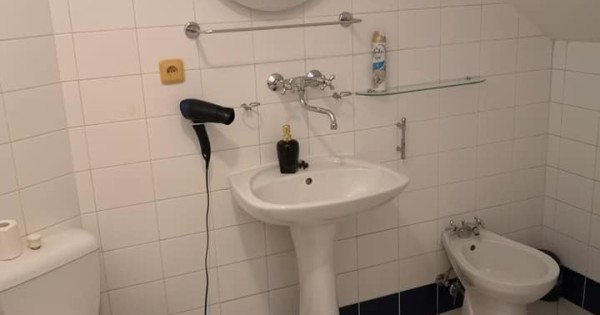 Cần cho thuê nhà 4+1 diện tích 80m2, tầng 3 có balkon tại Praha - Modřany