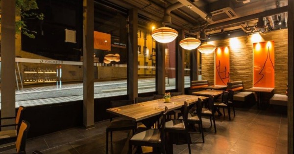 Nhà hàng Thái tại Praha 4 cần tuyển nam - nữ bồi bàn theo ca