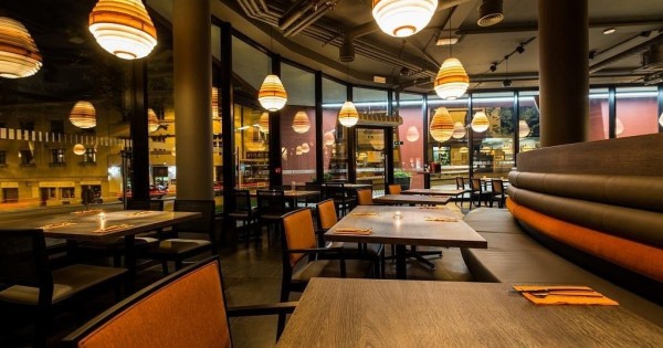 Nhà hàng Thái tại Praha 4 cần tuyển nam - nữ bồi bàn theo ca