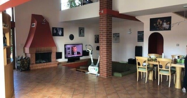 Nhà Barak 2 tầng cao cổng kín tường với 7 phòng có dt xử dụng 360 m2