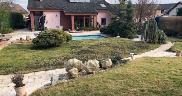 Nhà Barak 2 tầng cao cổng kín tường với 7 phòng có dt xử dụng 360 m2