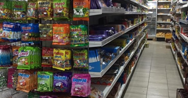 Nhượng lại potraviny dt bán hàng 120m,najem 8k+600 tiền nước