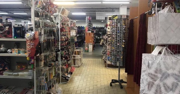 Nhượng lại cửa hàng rộng 500m2 có nhà ở bên trong tại