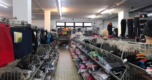 Nhượng lại cửa hàng rộng 500m2 có nhà ở bên trong tại