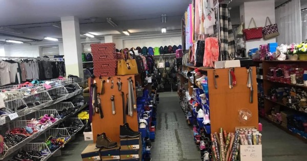 Nhượng lại cửa hàng rộng 500m2 có nhà ở bên trong tại