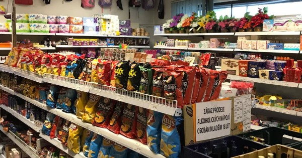 Cần nhượng lại cửa hàng ,làng hơn 3500 dân diện tích bán hàng 100m vuông