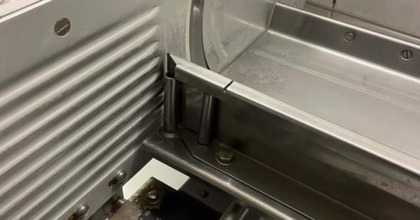 Thanh lý đồ làm Potraviny gồm giàn giá, máy thái salam, tủ mát, cân và một số thứ khác