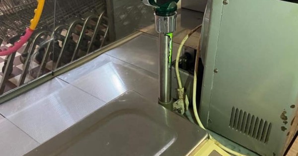 Thanh lý đồ làm Potraviny gồm giàn giá, máy thái salam, tủ mát, cân và một số thứ khác