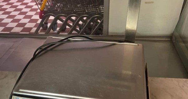 Thanh lý đồ làm Potraviny gồm giàn giá, máy thái salam, tủ mát, cân và một số thứ khác