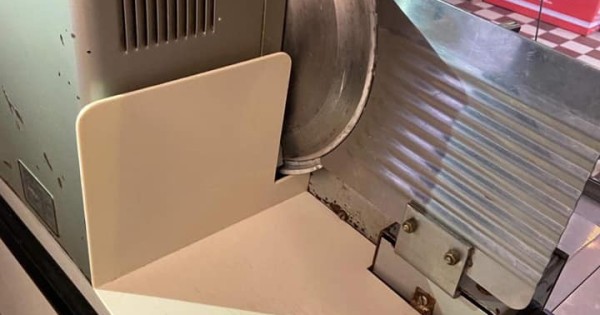 Thanh lý đồ làm Potraviny gồm giàn giá, máy thái salam, tủ mát, cân và một số thứ khác