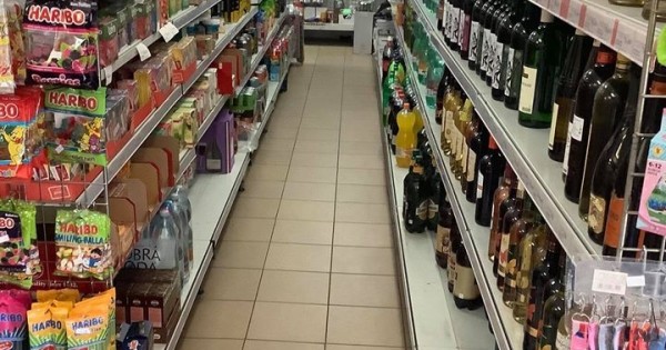 nhượng lại cửa hàng, diện tích bán hàng 150m, kho 90m vùng Zlín