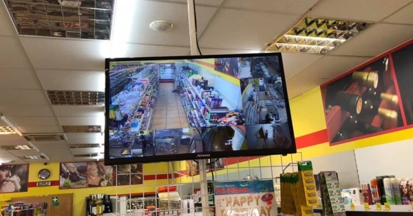 Thanh lý toàn bộ giàn kệ, trang thiết bị và hàng hoá Potraviny tại Brno