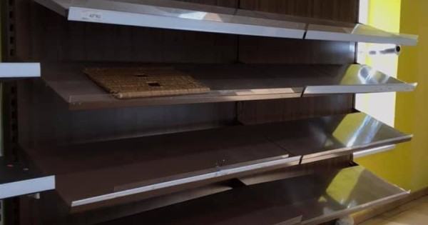 Thanh lý toàn bộ giàn kệ, trang thiết bị và hàng hoá Potraviny tại Brno