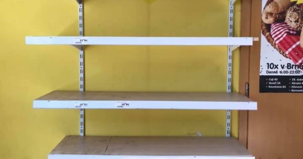 Thanh lý toàn bộ giàn kệ, trang thiết bị và hàng hoá Potraviny tại Brno