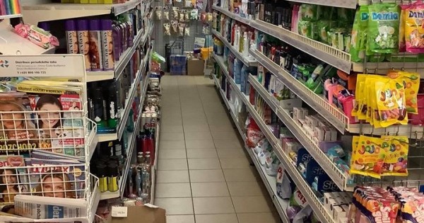 nhượng lại cửa hàng, diện tích bán hàng 150m, kho 90m vùng Zlín