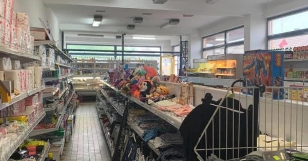 Bán cửa hàng 150m, kho rộng 100m, nhà ở có vườn rau nhỏ và bãi đỗ xe rộng