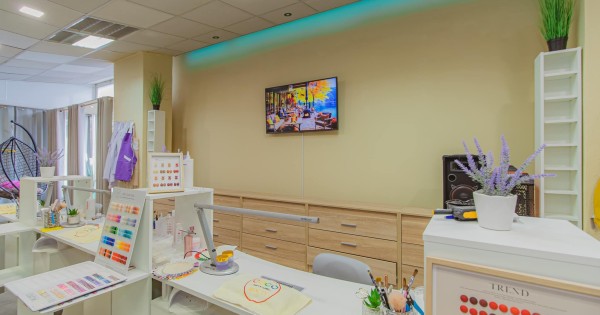 Cần tuyển thợ Nail làm việc tại Lochotín Plzeň