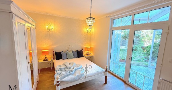 Căn hộ độc đáo 3 phòng (2 phòng ngủ + bếp) với sân vườn riêng trong khu vực yên tĩnh