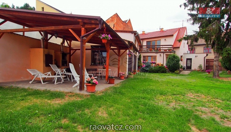 Bán nhà trên ở dưới bán hàng gần Praha, 716 m2, Cesky Brod
