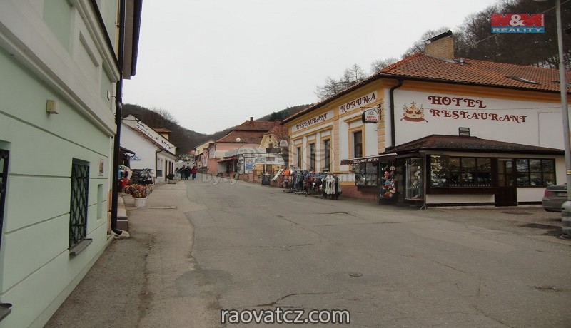 Bán nhà trên ở, dưới bán hàng, 300 m2, Karlštejn, Beroun