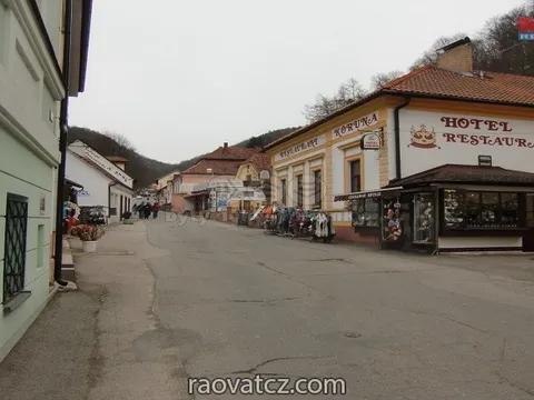 Bán nhà trên ở, dưới bán hàng, 300 m2, Karlštejn, Beroun