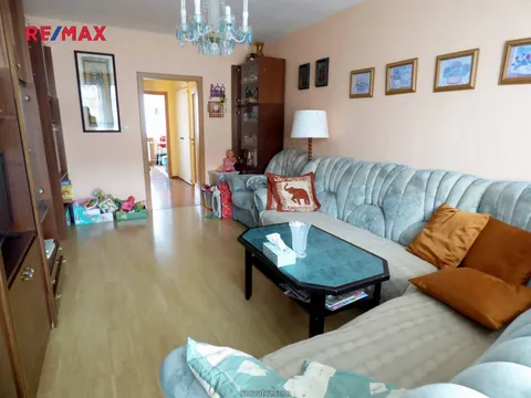 Cho thuê byt 3+kk tại Praha 8-kobylisy, 2 phòng ngủ, bếp và khách riêng