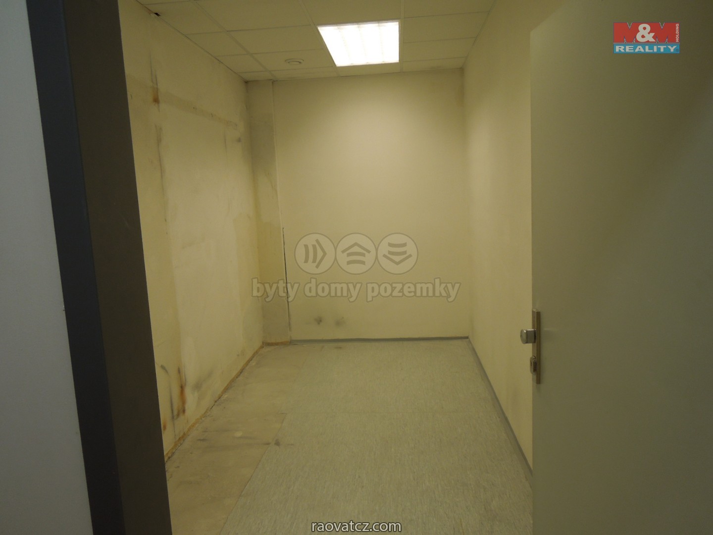 Cho thuê cửa hàng 400 m2, Praha 4, Kamýk, 300 Kč/m²/tháng