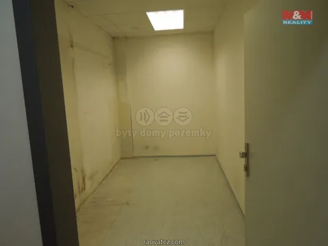 Cho thuê cửa hàng 400 m2, Praha 4, Kamýk, 300 Kč/m²/tháng