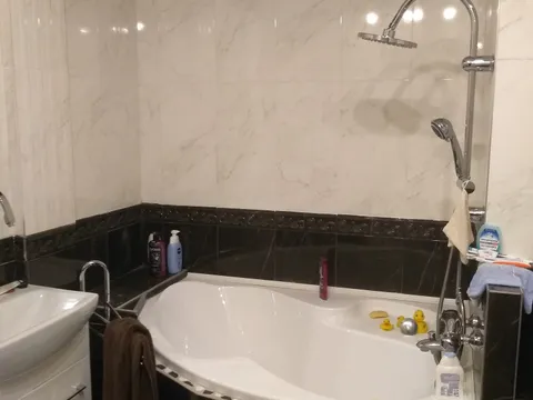 Cho thuê nhà 3+1. 85m sạch đẹp ,rộng rãi gần tramvaj,bus địa chỉ Praha 6