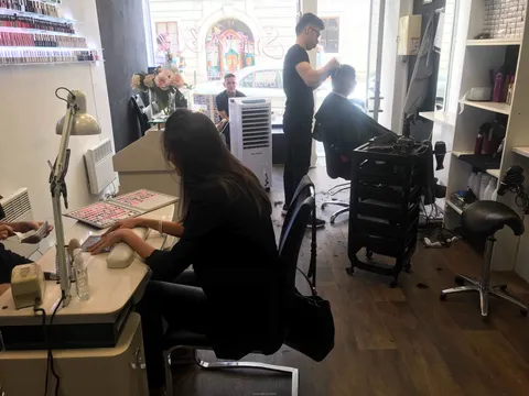 Sang nhượng tiệm nail và tóc gần trung tâm praha 1 gần metro B