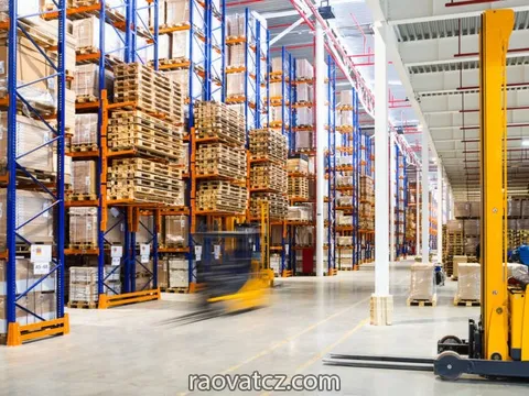 Cần tìm 1 nam biết lái xe và 1 nam làm kho trong chợ Sapa Praha