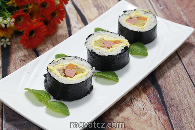 Cần tuyển 1 bồi bàn biết tính tiền , có kinh nghiệm và tiếng Séc tốt và 1 thợ Sushi - Hình 1
