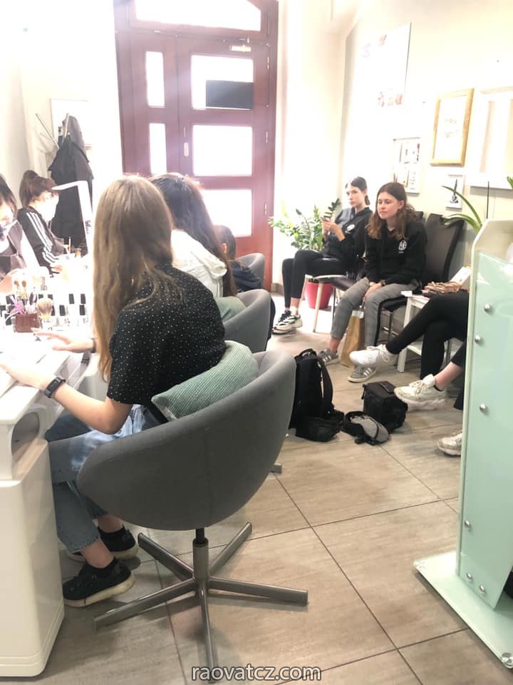 Tiệm nails trung tâm praha 1 cần nhượng
