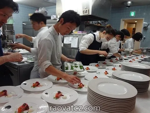Cần một đầu bếp đồ Việt và 1 bồi bàn làm trong siêu thị tại Brno