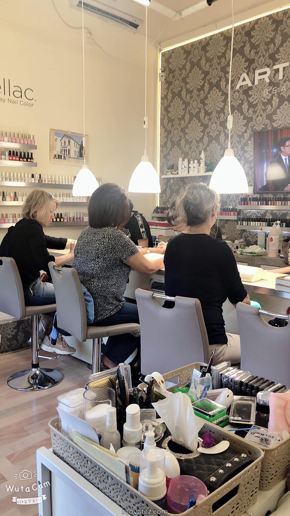 Nhượng lại tiệm nails ở flora praha tiệm lâu năm, khách ổn định.
