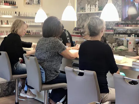 Nhượng lại tiệm nails ở flora praha tiệm lâu năm, khách ổn định.