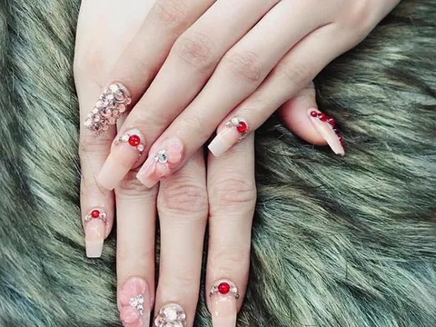Cần tìm gấp thợ chính hoặc phụ cứng nails về làm trong siêu thị Praha 10