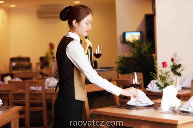 Quán ăn Praha 1 tìm bồi bàn part time lương 120kc/h
