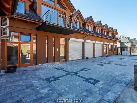 Cho thuê cửa hàng 150m2 mặt đường Libušská ngay gần chợ Sapa